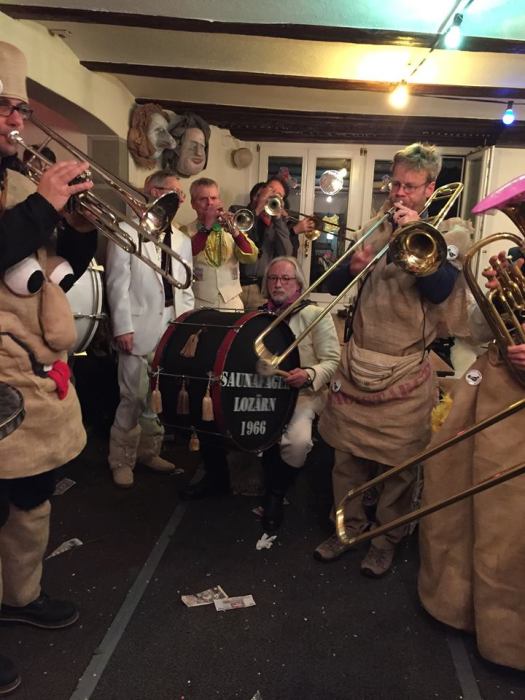 The Barfuess Fäger, "my" Guggenmusik band, playing crazy standards last evening at the Wilden Mann. Wow! http://www.barfuessfaeger.ch/ 