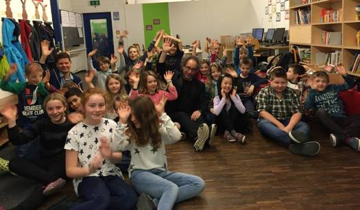 Tod Machover auf Besuch im Schulhaus Moosmatt mit seinem Hyperscore-Projekt.